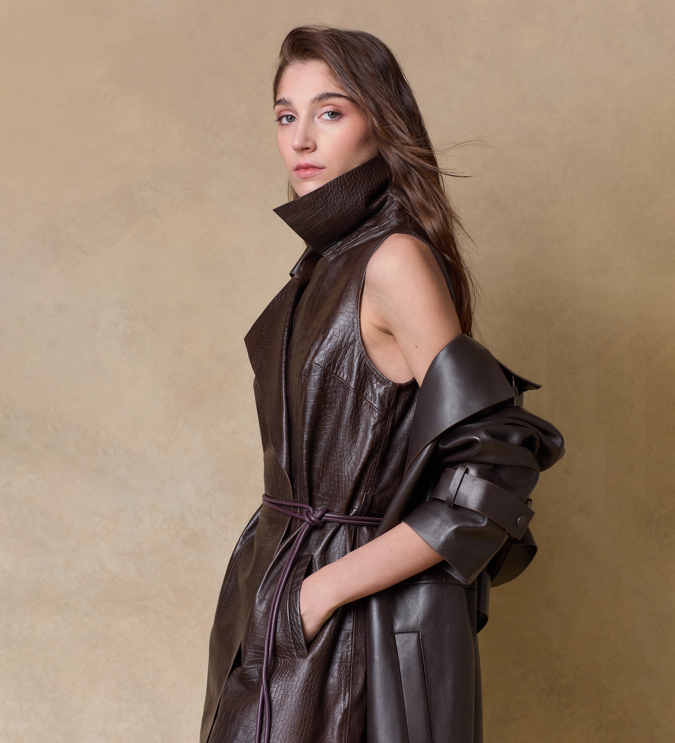 Chaleco de piel grabada